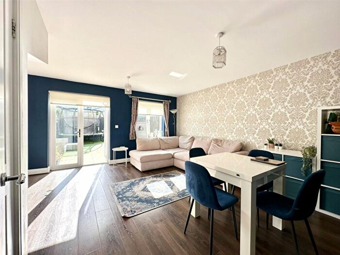 3 Bedroom End Of Terrace House For Sale In Castle Street, Swanscombe, Kent, DA10