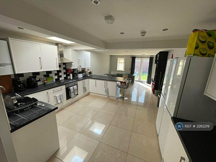 6 Bedroom End Of Terrace House To Rent In Donnington Gardens, Reading, RG1