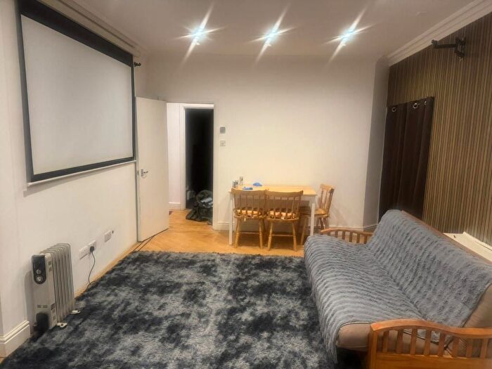 3 Bedroom Flat To Rent In Thorpe Road, Staines-Upon-Thames, Surrey, TW18