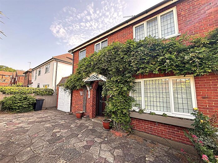 3 Bedroom Detached House For Sale In Woodlea Drive, Bromley, BR2