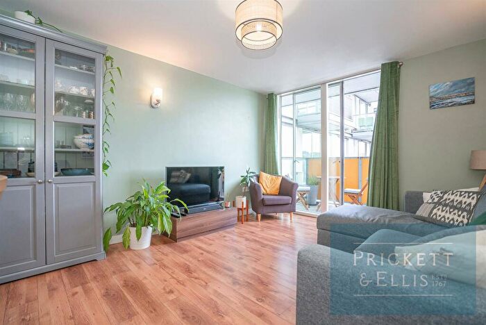2 Bedroom Flat To Rent In Chadwell Lane, New River Village, London, N8