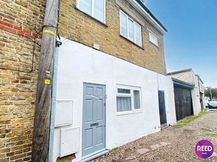 Studio To Rent In Rear Of London Road, Westcliff, SS0