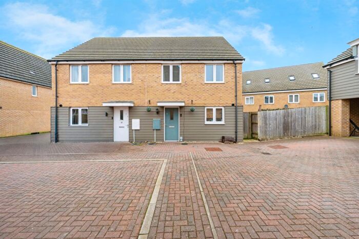 3 Bedroom Semi Detached House For Sale In Puffin Place, Leighton Buzzard, LU7