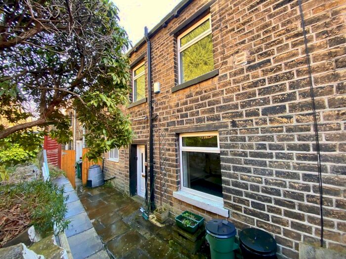 2 Bedroom House To Rent In Lowergate, Huddersfield, HD3