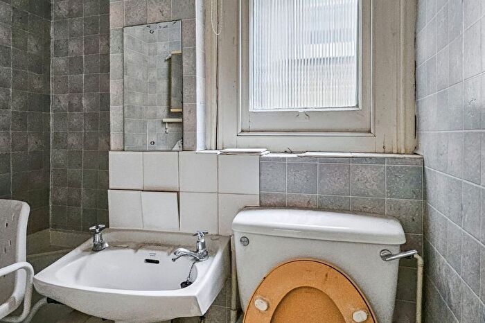 2 Bedroom Flat For Sale In Delaware Road, London, W9