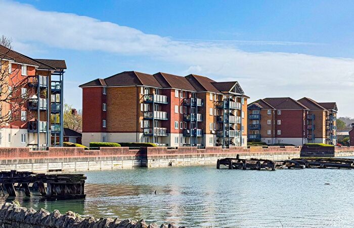 2 Bedroom Flat To Rent In Riverside Court, Quayside Road, Southampton, SO18