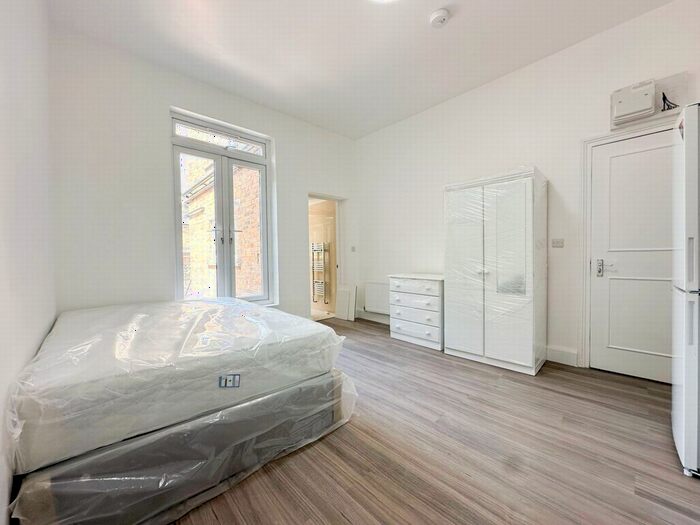 Studio To Rent In Stoke Newington Road, London, N16