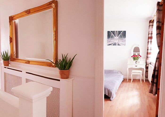 3 Bedroom Flat To Rent In Kingsley Gardens, London, E4