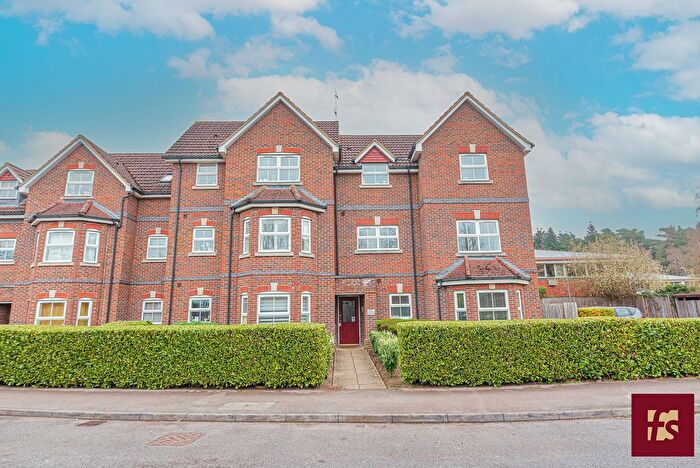 2 Bedroom Flat For Sale In St. Francis Close, Crowthorne, Berkshire, RG45