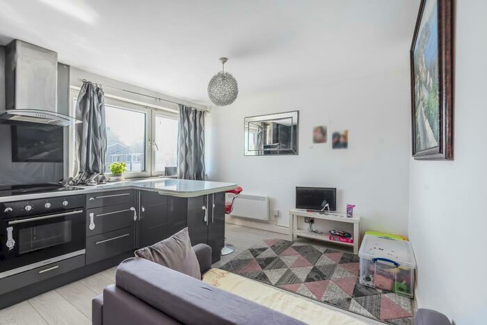 2 Bedroom Apartment To Rent In Oxford Gardens, London, N20