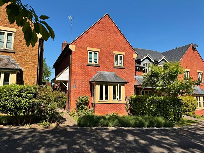 3 Bedroom End Of Terrace House For Sale In Crab Tree Close, Bloxham, OX15