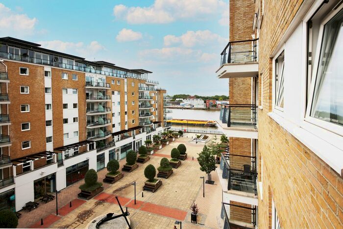 2 Bedroom Flat To Rent In Smugglers Way, London, SW18