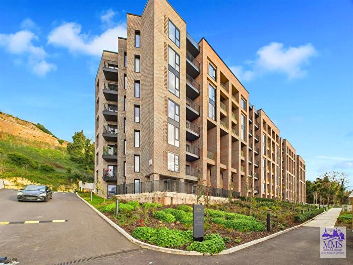 1 Bedroom Flat For Sale In Whiffens Avenue, Chatham, ME4