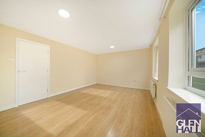 3 Bedroom Flat For Sale In High Road, New Southgate, London, N11