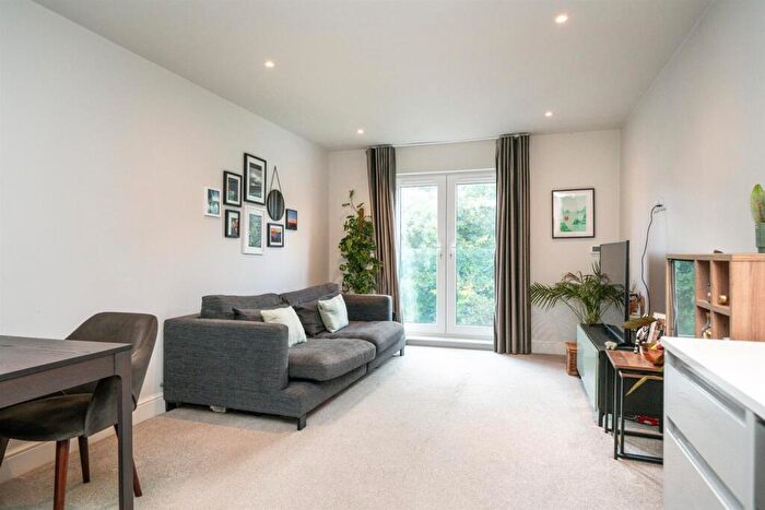 2 Bedroom Apartment For Sale In Woodland Court, Soothouse Spring, St. Albans, AL3