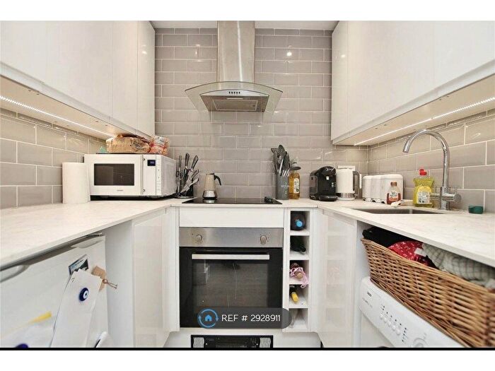 1 Bedroom Flat To Rent In Knaphill, Woking, GU21