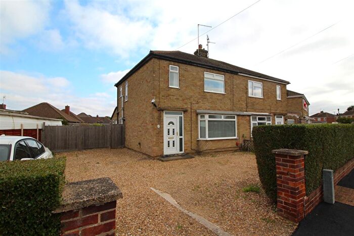 3 Bedroom Semi-Detached House For Sale In Oakdale Avenue, Stanground, Peterborough, PE2
