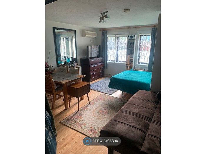 Studio To Rent In Fiona Court, London, NW6