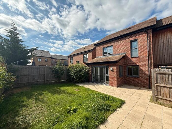 3 Bedroom Semi-Detached House To Rent In Flowers Mews, Oakgrove, MK10