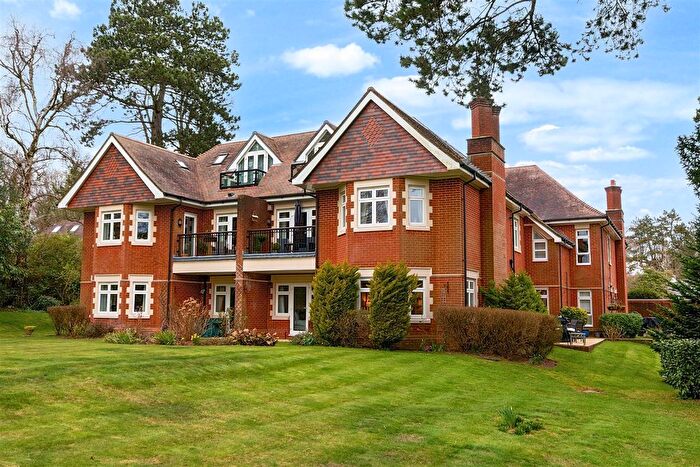 2 Bedroom Flat For Sale In Copthill Lane, Kingswood, KT20