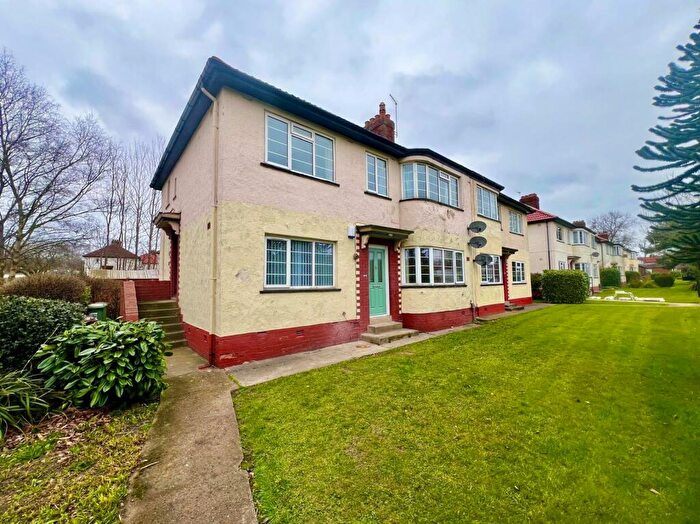2 Bedroom Flat To Rent In Otley Road, Leeds, West Yorkshire, LS16