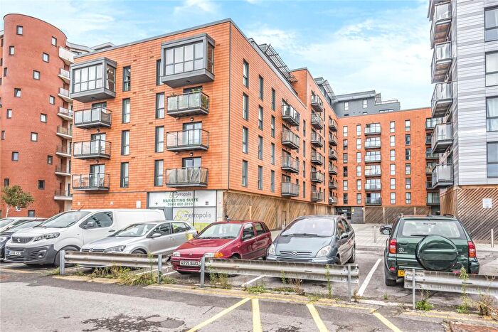 2 Bedroom Flat To Rent In Rivington Apartments, Slough, SL2