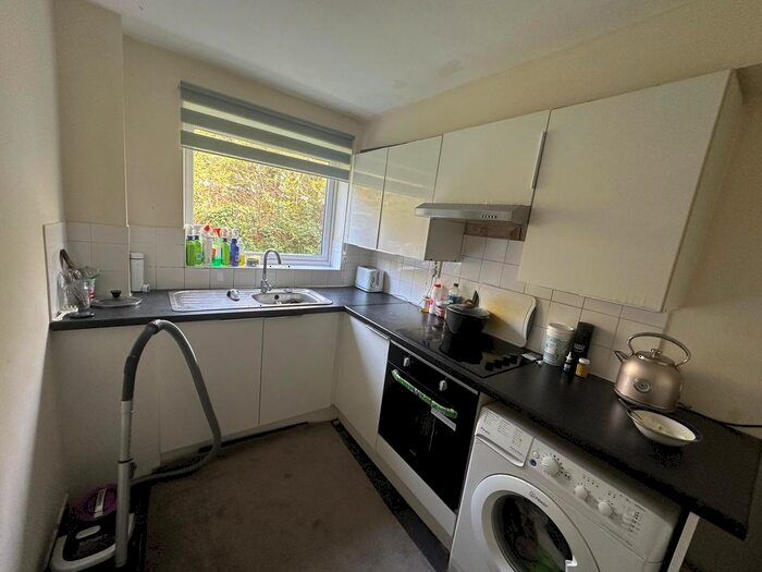 1 Bedroom Flat To Rent In Dellow Close, Ilford, IG2