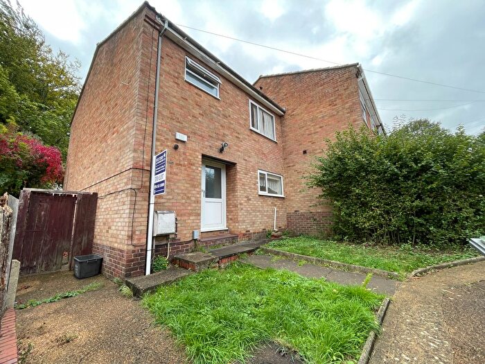 3 Bedroom End Terrace House To Rent In Hunts Close, Luton, LU1