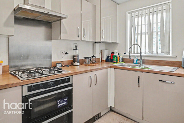 4 Bedroom Semi-Detached House For Sale In Richmer Road, Erith, DA8