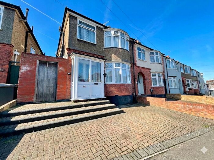 3 Bedroom End Terrace House For Sale In St. Pauls Road, Luton, Bedfordshire, LU1