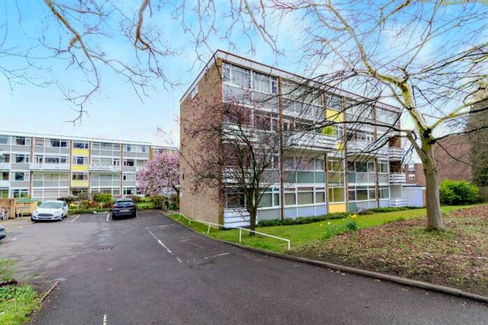 2 Bedroom Flat To Rent In South View Court, Woking, GU22