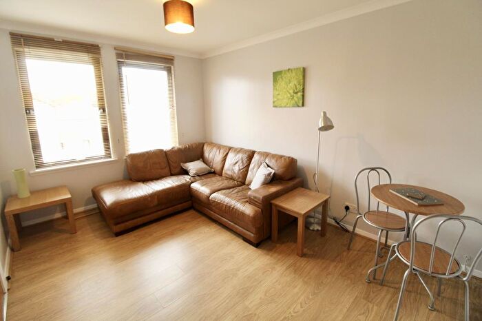 1 Bedroom Flat To Rent In Headland Court, Top Floor, AB10