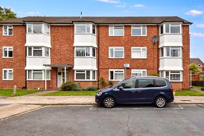 2 Bedroom Flat To Rent In Oakenshaw Close, Surbiton, KT6