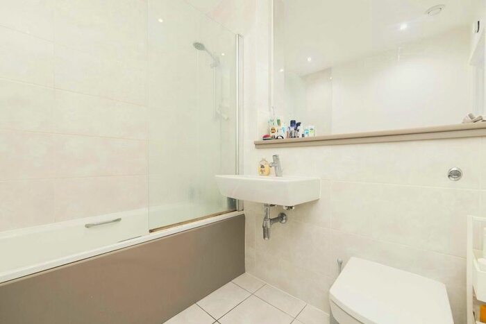 2 Bedroom Flat For Sale In Lovelace Street, London, E8