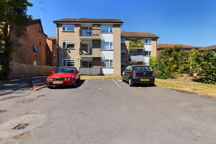 2 Bedroom Ground Flat To Rent In Oak Court, Green Lane, HA6