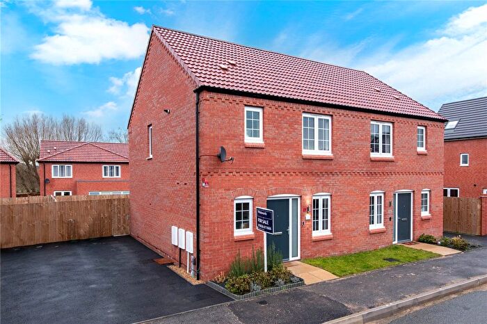 3 Bedroom Semi-detached House For Sale In Loom Gardens, Newark, Nottinghamshire, NG24