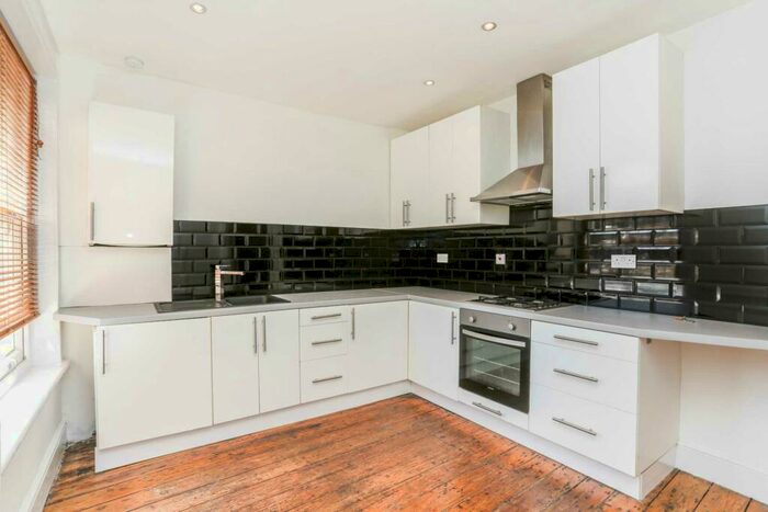 2 Bedroom Apartment To Rent In Salcombe Road, Stoke Newington, N16