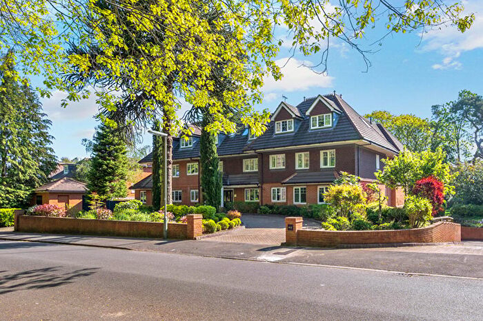 2 Bedroom Apartment For Sale In Cavendish Court, Weybridge, KT13