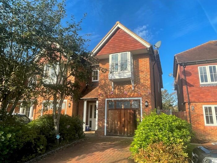 3 Bedroom Town House To Rent In Bowling Green, Compton, GU3