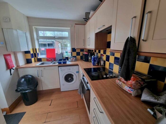 4 Bedroom Semi-Detached House To Rent In Southway, Guildford, GU2