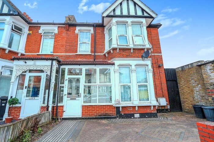 2 Bedroom Flat To Rent In Lynford Gardens, Ilford, IG3