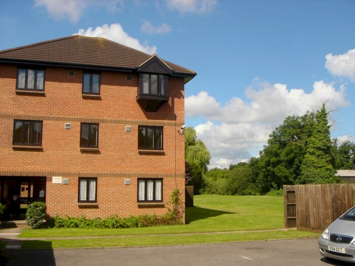 2 Bedroom Flat To Rent In Vicarage Way, Colnbrook, Slough, SL3