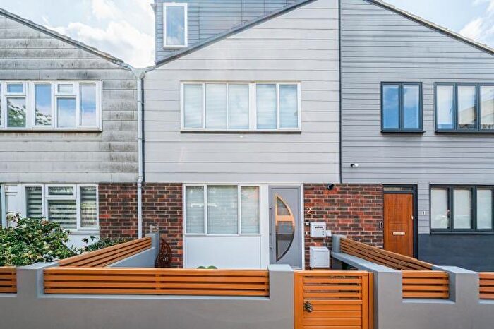 5 Bedroom Semi-Detached House For Sale In Napier Close, London, SE8