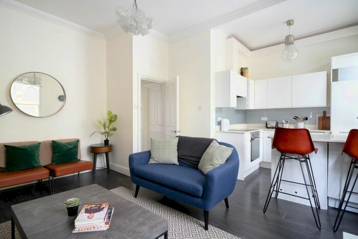 2 Bedroom Flat To Rent In Hammersmith Grove, London, W6