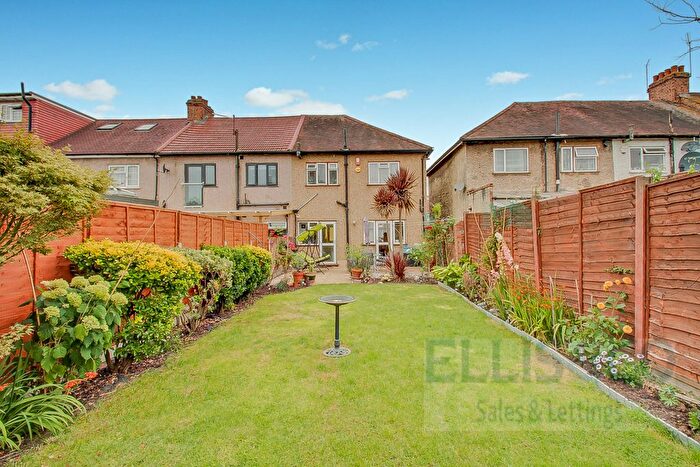 3 Bedroom End Of Terrace House To Rent In Costons Lane, Greenford, UB6