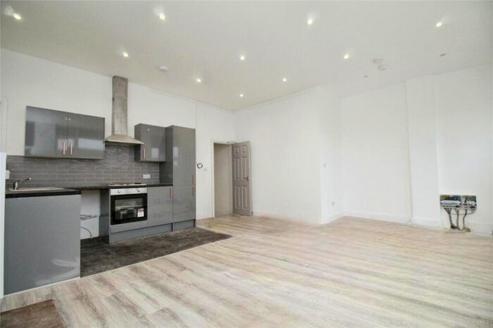 Flat To Rent In London Road, Portsmouth, Hampshire, PO2