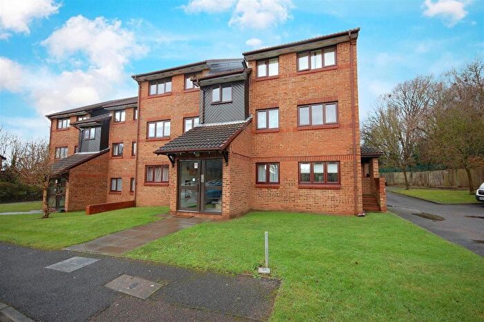 2 Bedroom Apartment To Rent In Tudor Close, Hatfield, AL10