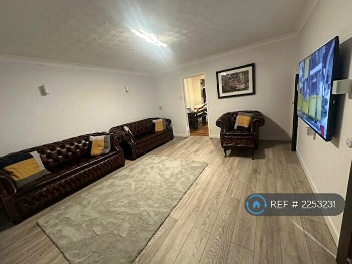 4 Bedroom Semi-Detached House To Rent In Garnet Close, Slough, SL1