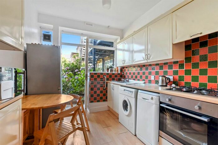 3 Bedroom Flat To Rent In Brownlow Road, London, N11