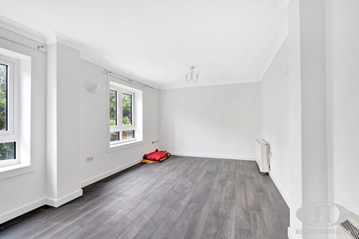 2 Bedroom Flat For Sale In Buckingham Avenue, Slough, SL1